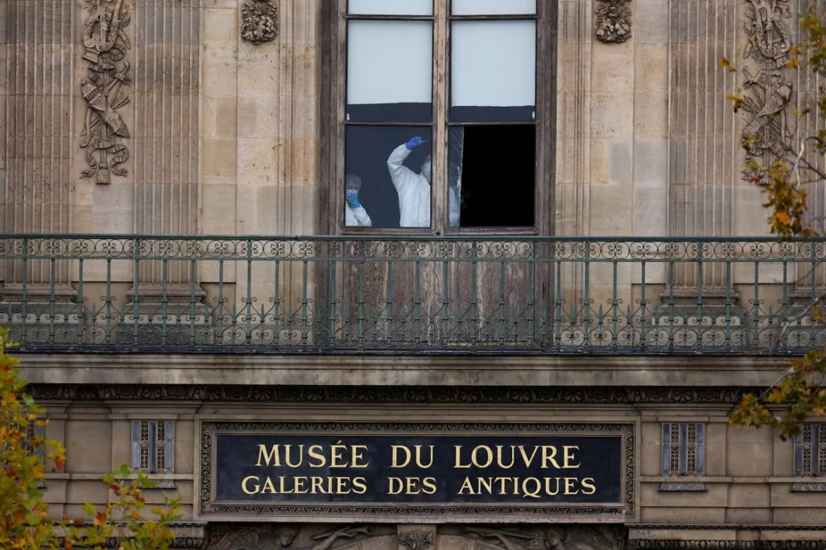 Louvre Robbery: Guard's Testimony - 'I Saw Them Cutting the Glass'