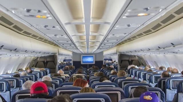El peor asiento del avión, según los expertos