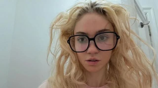 Grimes: Neues Gesichtstattoo sorgt für gemischte Reaktionen