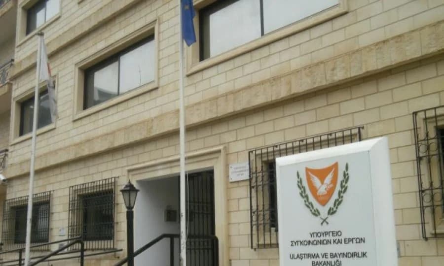 Όχημα του ΤΟΜ σταθμευμένο σε απαγορευτικό σημείο σε νοσοκομείο (Εικόνες)