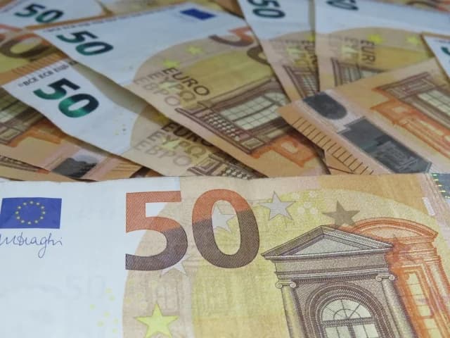 Kastoria: Älterer Mann wirft Geld auf die Straße
