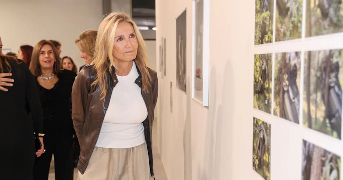 Μαρέβα Μητσοτάκη: Εμφάνιση σε εγκαίνια έκθεσης με καφέ δερμάτινο τζάκετ