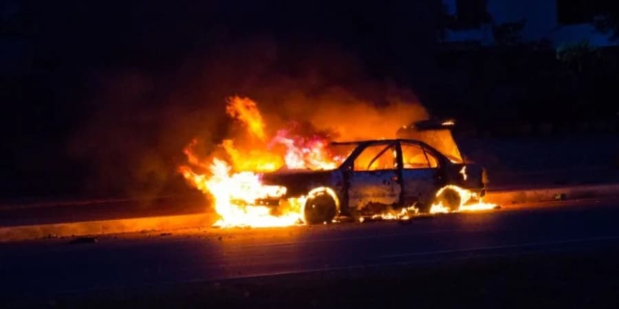 Incendio provocado de vehículo en Lárnaca: €3.500 en daños