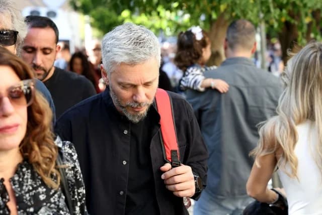Συγκίνηση στην κηδεία του Διονύση Σαββόπουλου: Το «αντίο» του Αλκίνοου Ιωαννίδη