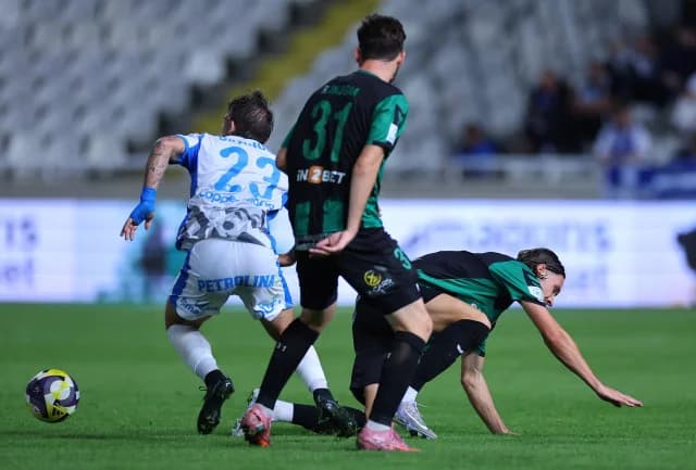VAR-Check wegen Abseits im Spiel Olympiakos gegen Apollon