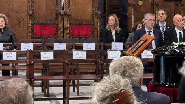 Απουσία της αντιπολίτευσης από την κηδεία του Διονύση Σαββόπουλου