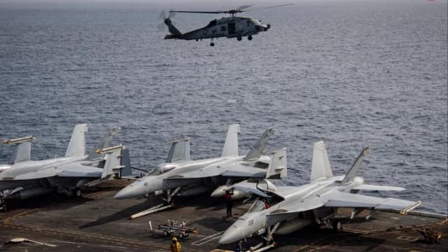 Вертолет и истребитель ВМС США потерпели крушение в Южно-Китайском море