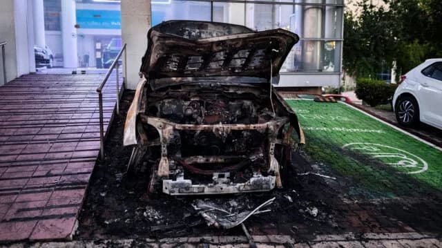 Incendio en concesionario de coches en Nea Chalkidona: 12 vehículos dañados