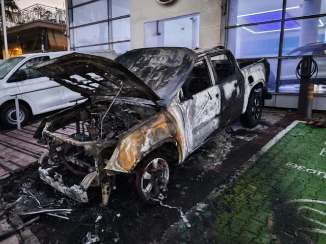 Ataque incendiario en concesionario de coches en Nea Chalkidona – 5 vehículos dañados