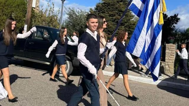 Agrinio: Estudiante ciego porta la bandera en el desfile, inspirando emoción