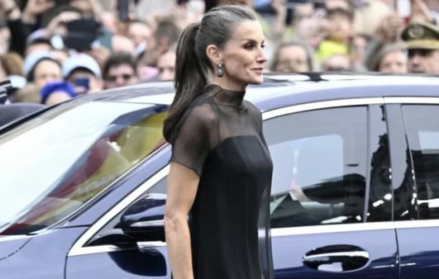 La Reina Letizia Impresiona con Elegante Vestido Transparente