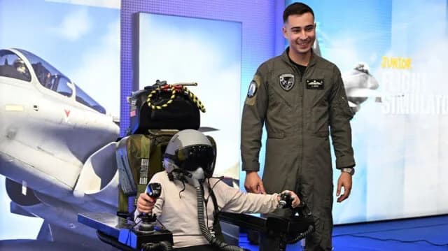 Πολίτες δοκιμάζουν προσομοιωτές πτήσεων της Πολεμικής Αεροπορίας στο Σύνταγμα