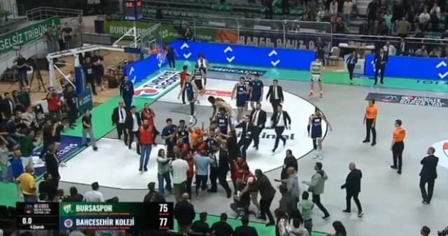 Turquía: Aficionados invaden cancha de baloncesto en partido Bursaspor-Bahcesehir