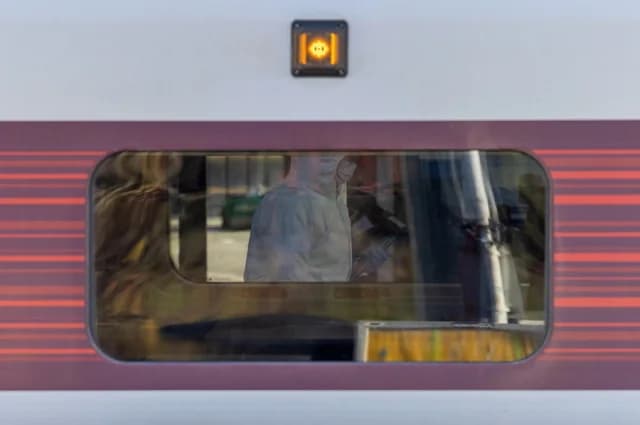 Επίθεση σε τρένο στην Αγγλία: 11 τραυματίες, ένας ήρωας
