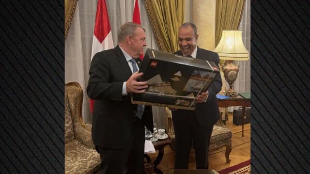 Ministro danés regala pirámide de Lego a su homólogo egipcio