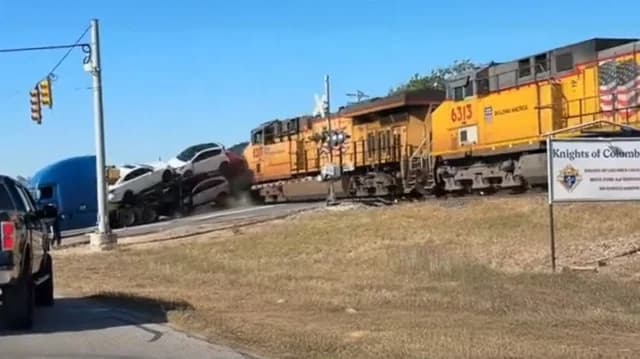 טקסס: רכבת התנגשה במשאית שנתקעה על המסילה