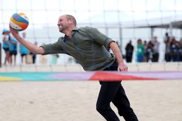 El Príncipe Guillermo juega voleibol de playa en Copacabana