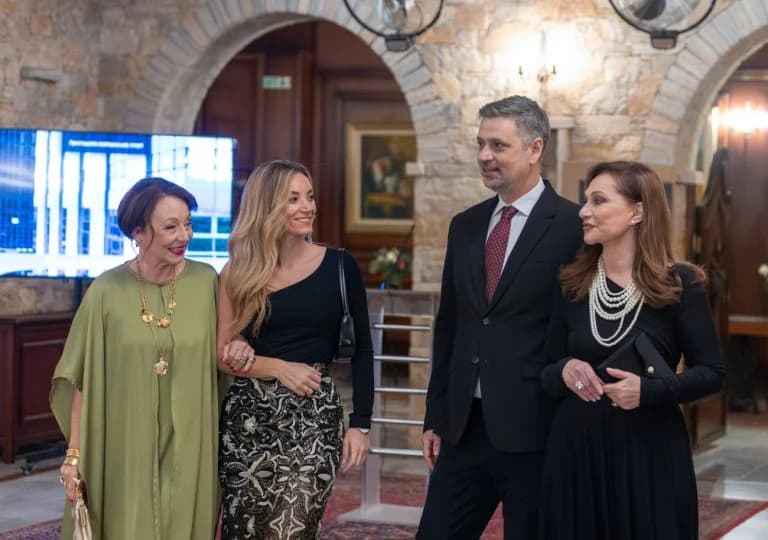 «Mia nyhta mono»: Nuevas fotos del detrás de escena de la serie MEGA