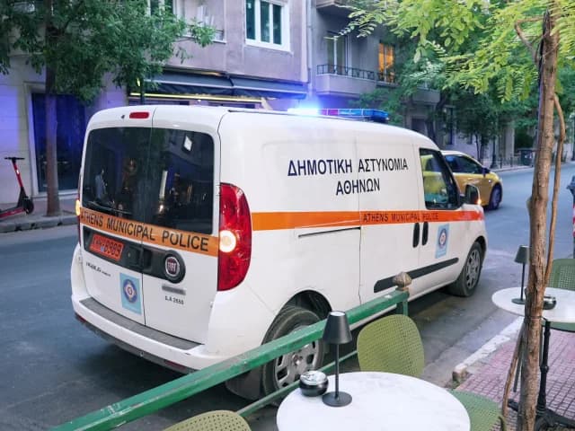 Αθήνα: «Λουκέτο» σε 13 καταστήματα για κατάληψη δημόσιου χώρου