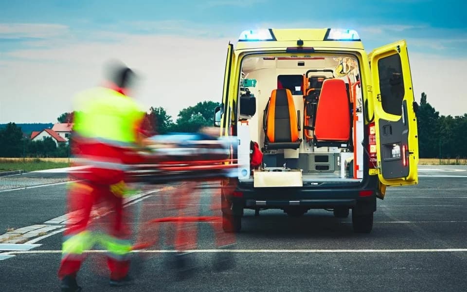 Ermittlungen zum Tod einer älteren Frau während eines Krankenwagentransports in Nikosia eingeleitet