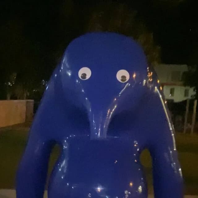 Australia: Joven de 19 años acusada de vandalismo por pegar ojos saltones a escultura
