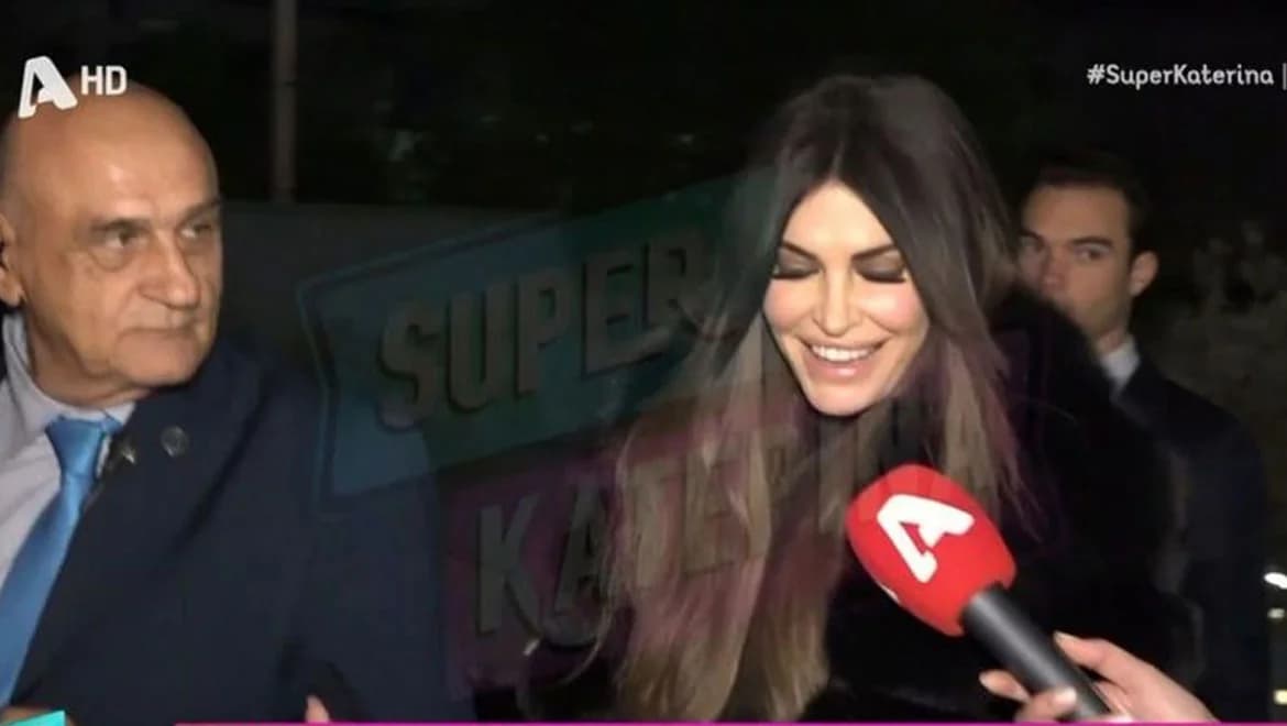 Kimberly Guilfoyle speist im Restaurant des Akropolis-Museums