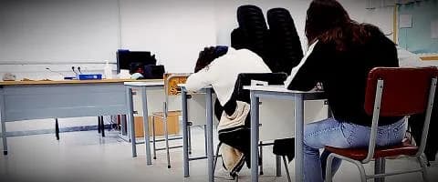 Bildungskrise: Evaluationsplan abgelehnt, Druck auf Parlament steigt