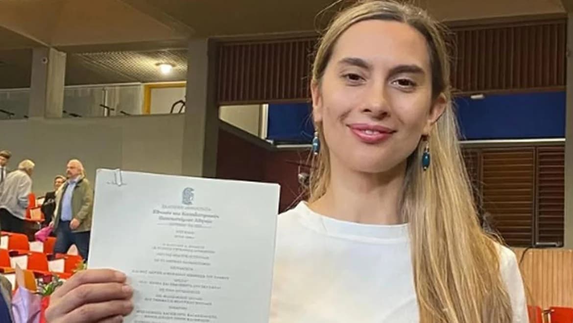 Βίκυ Βολιώτη: Απέκτησε πτυχίο από το Τμήμα Θεατρικών Σπουδών