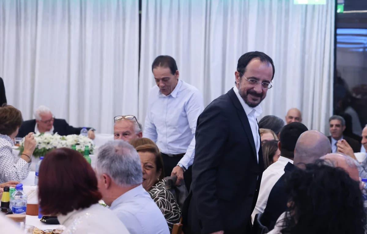 Christodoulides kündigt 20.000 € Schulrasen- und 24-Stunden-Pflegeprojekte an