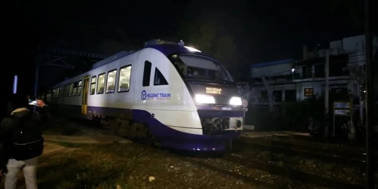 Athens: Suburban Train Collides with Motorcycle on Lenorman Street – Driver Flees Scene