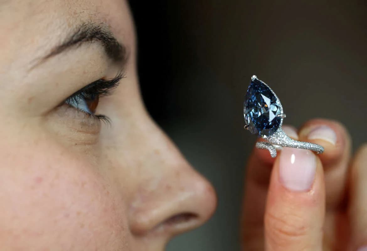 "Mellon Blue": Blauer Diamant bei Christie's Auktion verkauft