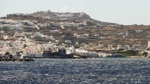 Βρετανοί τουρίστες αποτρέπουν επισκέψεις στη Μύκονο τον Οκτώβριο
