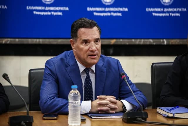 אדוניס גאורגיאדיס נוסע מכיוס לאלוניסוס כדי לחנוך מרפאה
