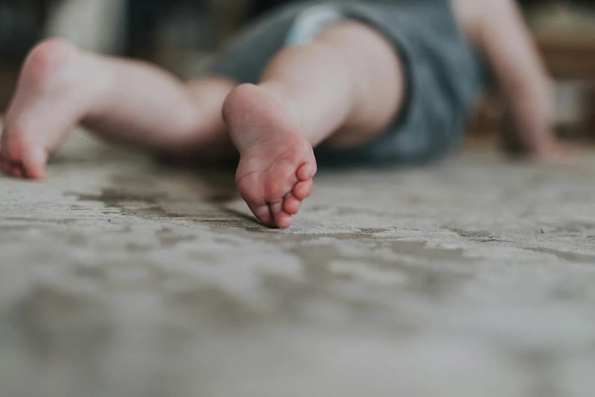 Tragedia en Acaya: Niño de 3 años muere tras caer