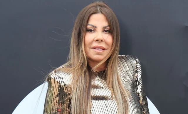 Angela Dimitriou: Eccentric appearance at Paris Valtadoros fashion show