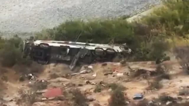 Tragedia en Perú: Autobús cae a un barranco – Al menos 37 muertos