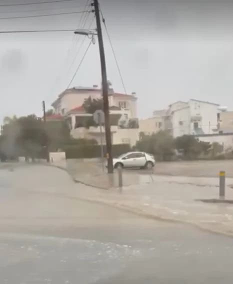 Clima Severo en Nicosia: Bomberos Responden a Llamadas