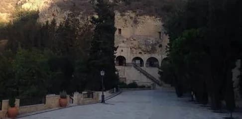 Grietas en el Monasterio de Ayios Neophytos en Pafos tras el terremoto