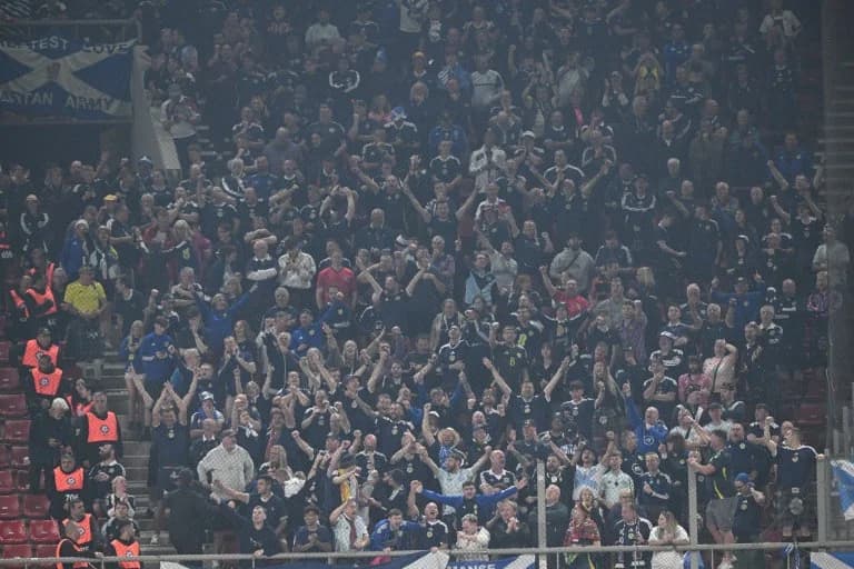 Σκωτία: Ήττα στο Καραϊσκάκη, πανηγυρισμοί για το αποτέλεσμα Δανίας (vid)