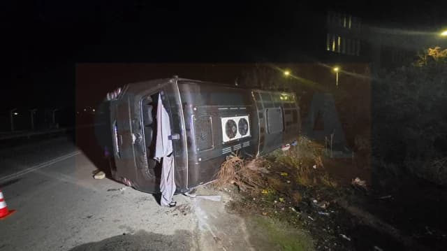 Volos: Bus überschlägt sich beim Ausweichen vor Hund – Verletzte