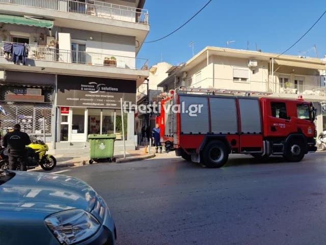 Пожар в квартире в Салониках: Эвакуация здания, двое пострадавших