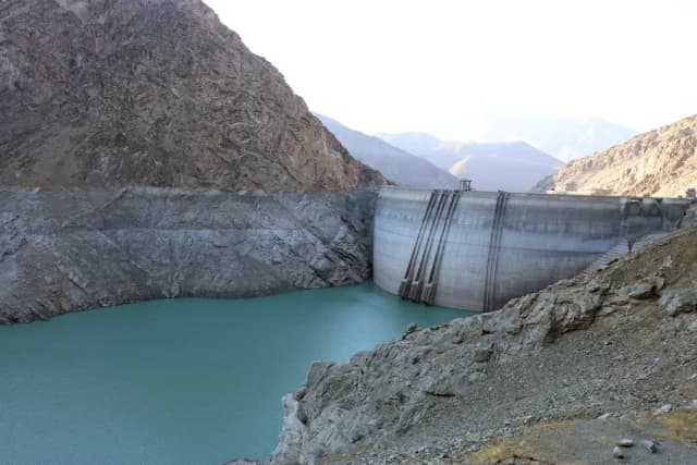 Irán: Siembra de nubes y oraciones por lluvia en medio de la sequía