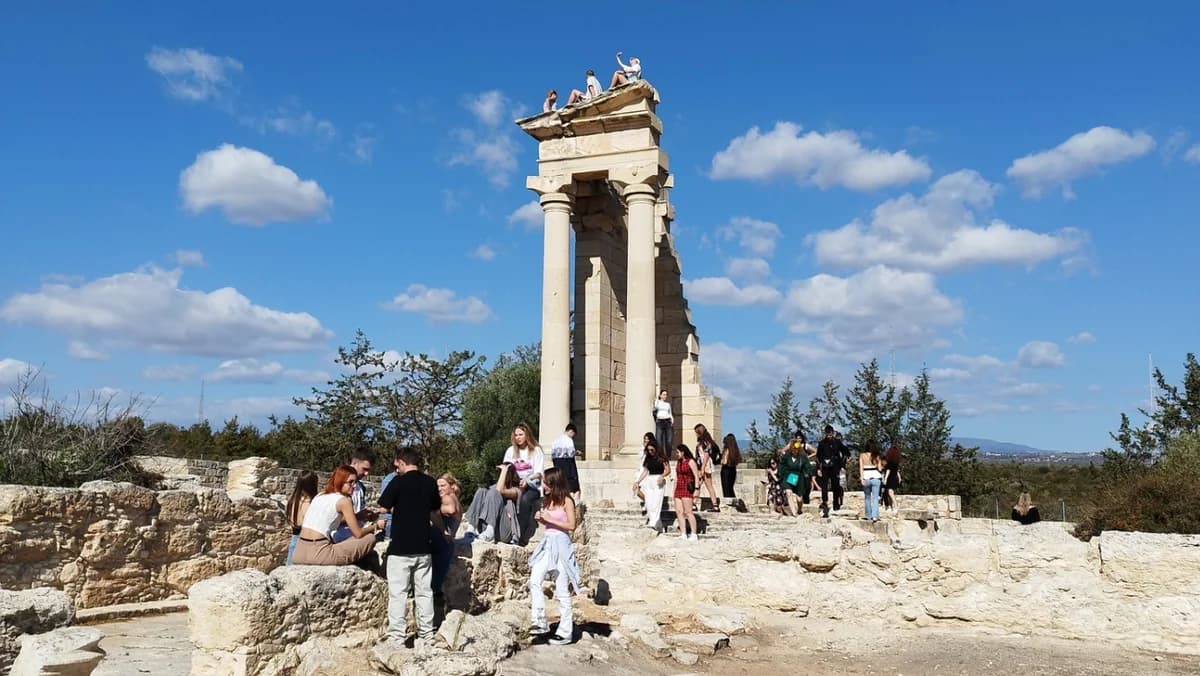 Touristen klettern für Selfie auf Denkmal im Apollo Hylates Heiligtum