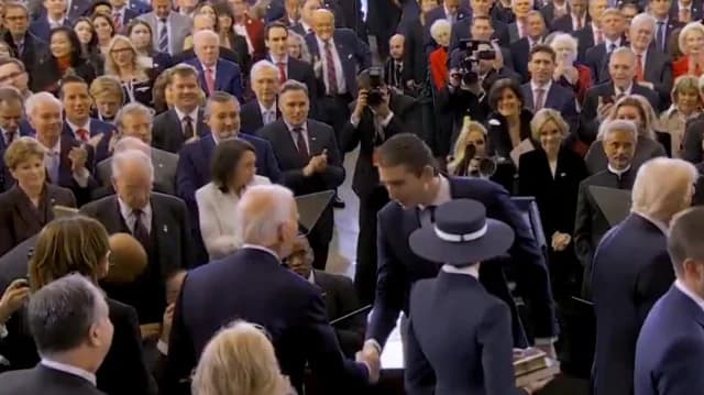 Geheimnis gelöst: Was Barron Trump Biden bei der Amtseinführung zuflüsterte