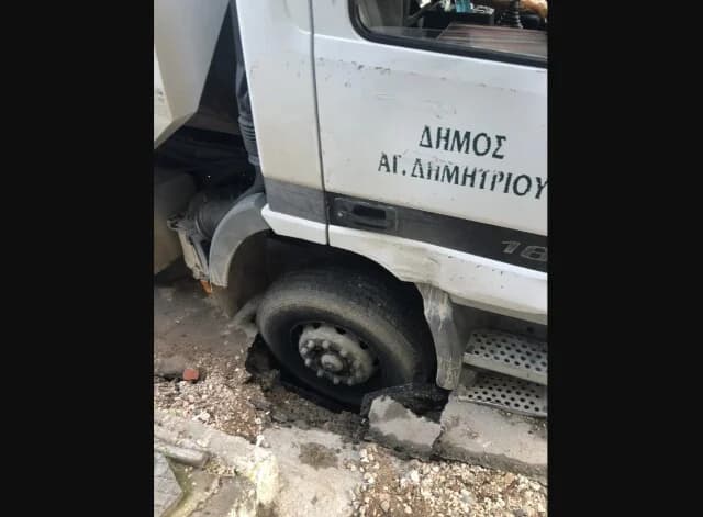 Мусоровоз застрял в воронке в Агиос Димитриос – муниципалитет протестует против EYDAP