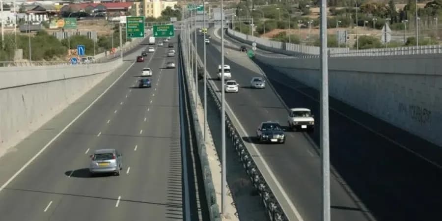 ארגזים נפלו על הכביש המהיר - נתיב סגור