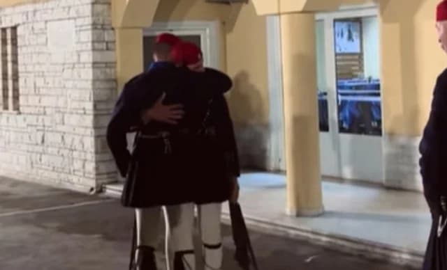 התרגשות בקרב האוזונים בשירותם האחרון במשמר הנשיאותי