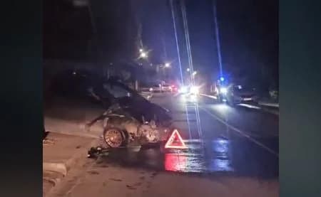 Accidente de tráfico en Lakatamia: Vehículo choca contra un árbol