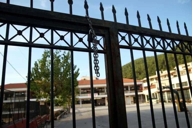 Μαθητής με μπαλτά στο σχολείο: «Για προστασία», λέει