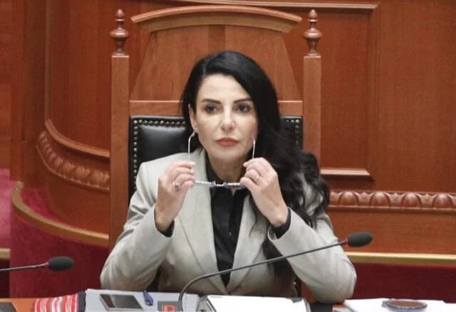 אלבניה: סגנית ראש הממשלה באלוקו הושעתה עקב האשמות בשחיתות